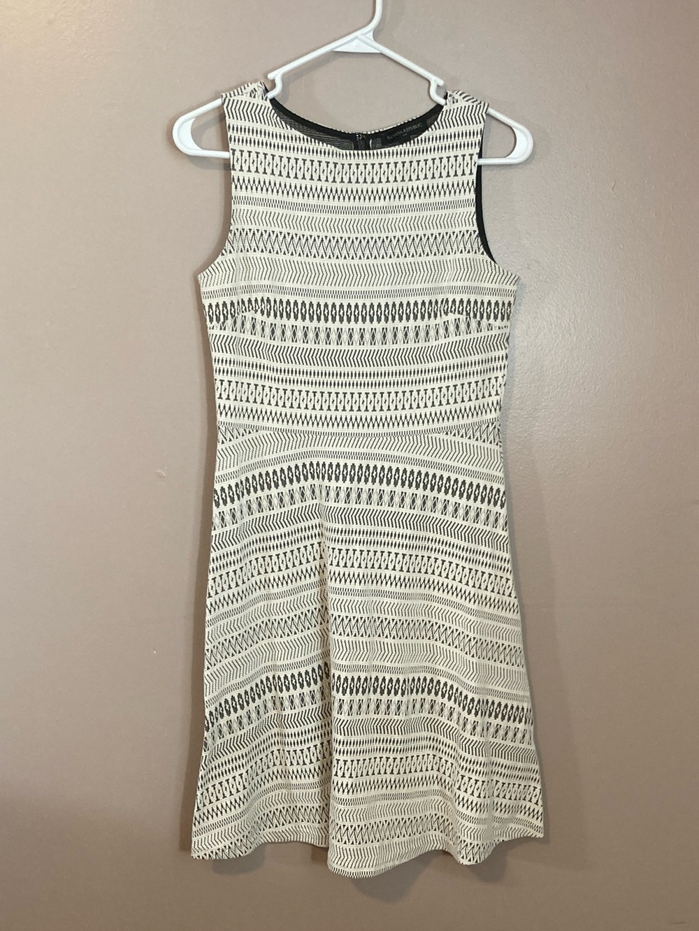 Banana Republic Sleeveless Black and White Patterned Fit & Flare Dress (size 6P)